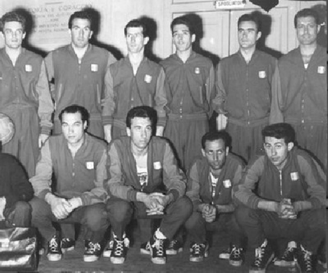 Formazione della Borletti campione d’Italia 1952 - 53: Pagani Rubini all. e gioc., Milani, Padovan, Romanutti, Stefanini, sotto: Sforza, Gamba, Reina e Valsecchi.